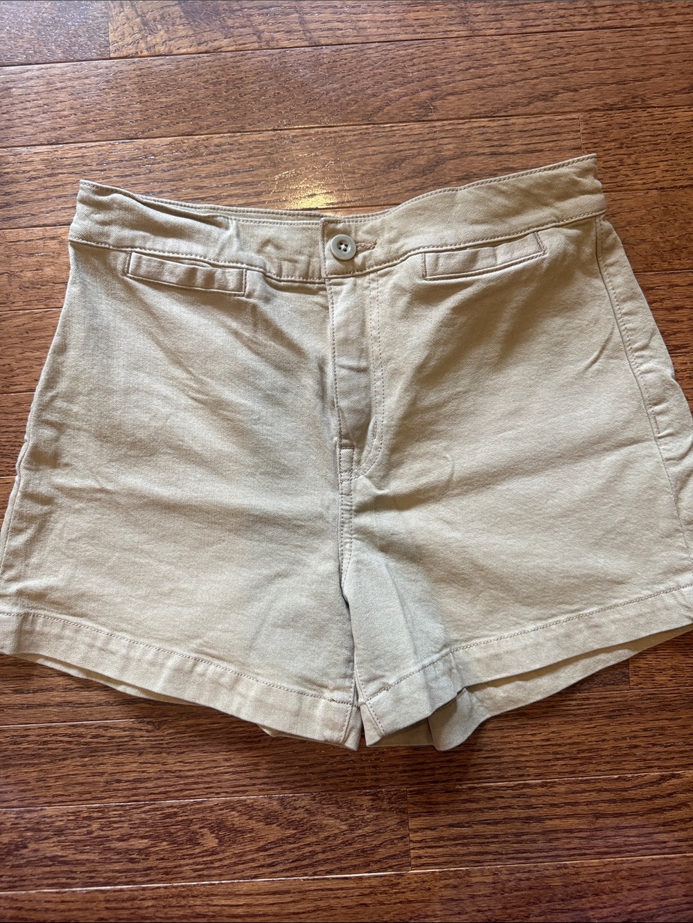 Size 26 Madewell Emmett Short High-Waist Shorts in Khaki